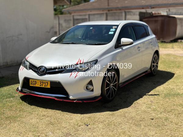 2015 - Toyota  Auris
