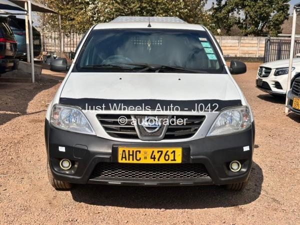 2019 - Nissan  NP200