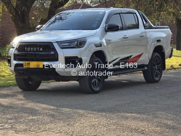 2023 - Toyota  Hilux