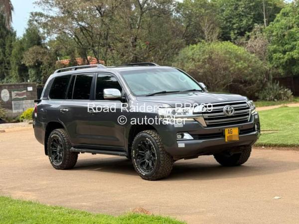 2017 - Toyota  Land Cruiser 200