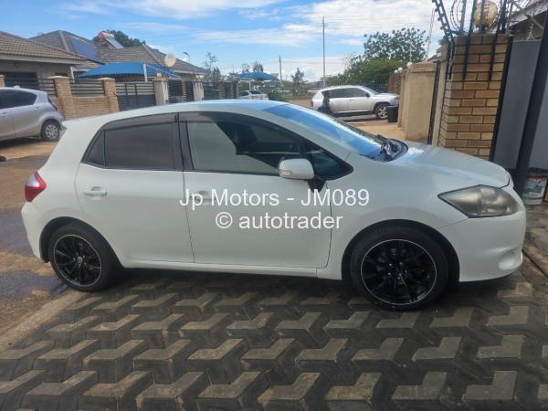 2012 - Toyota  Auris