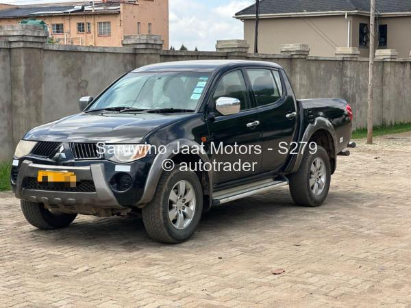 2001 - Mitsubishi  Triton