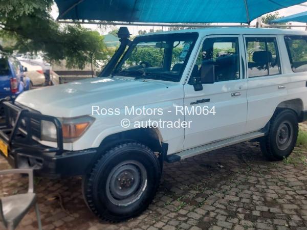 2015 - Toyota  Hilux