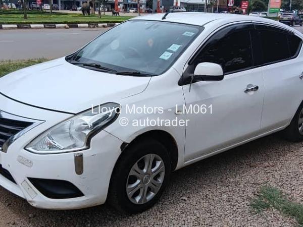 2015 - Nissan  Latio