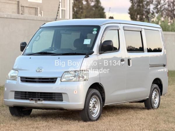 2017 - Toyota  Lite Ace
