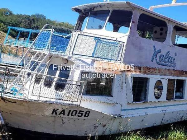 Monohull Houseboat