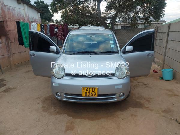 2004 - Toyota  Sienta