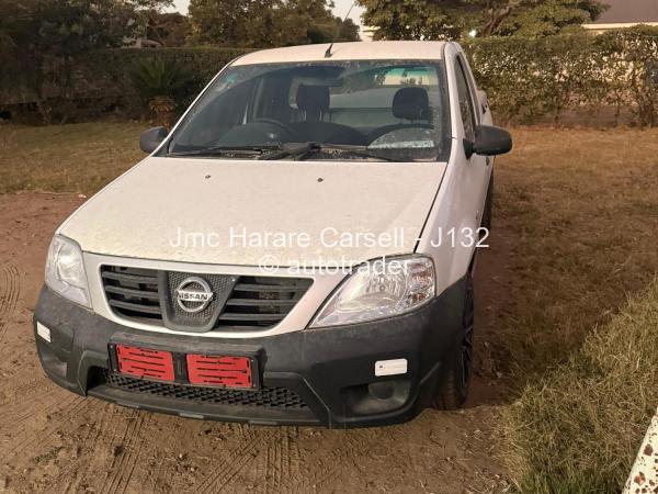 2016 - Nissan  NP200