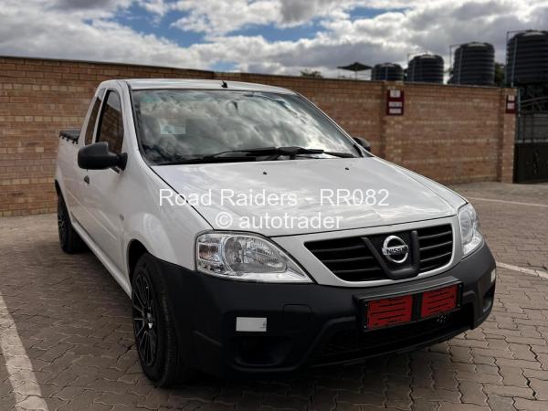 2016 - Nissan  NP200