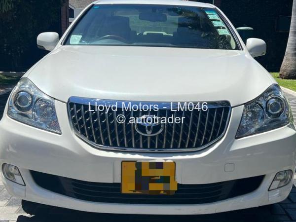 2011 - Toyota  Crown