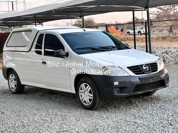 2017 - Nissan  NP200