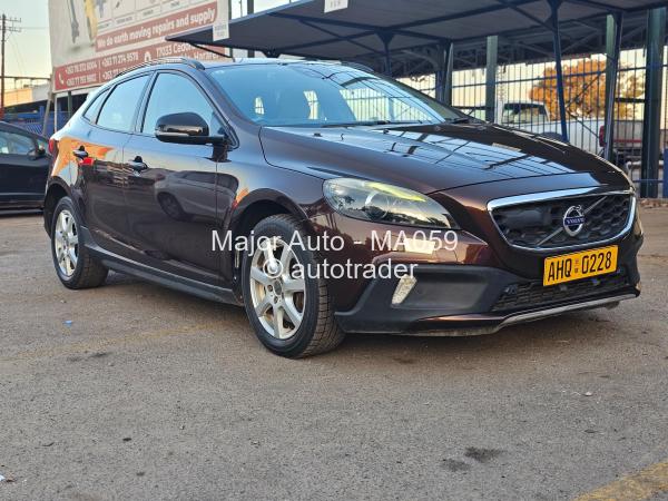 2017 - Volvo  V40