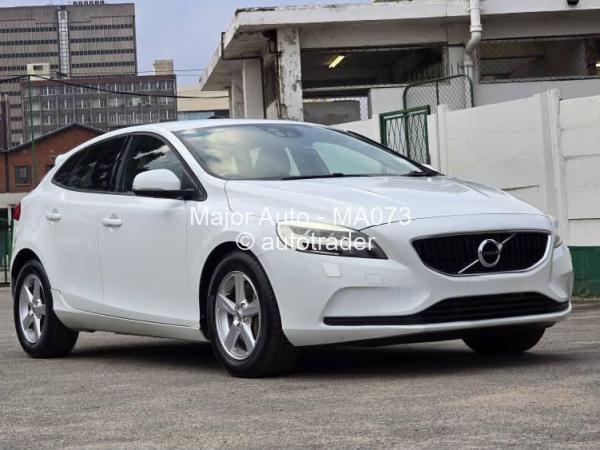 2018 - Volvo  V40