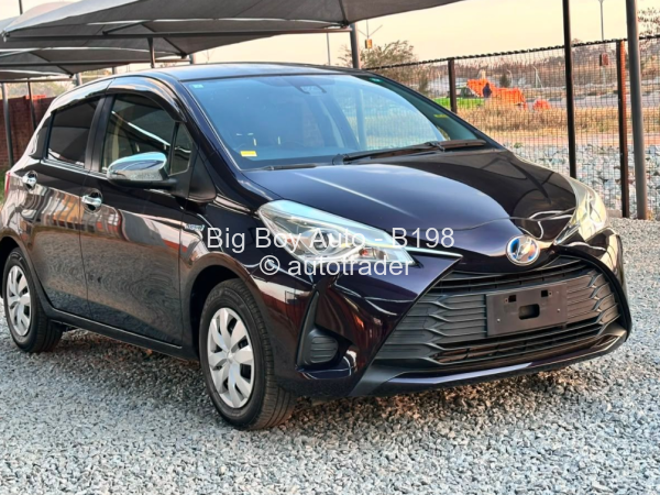 2017 - Toyota  Vitz