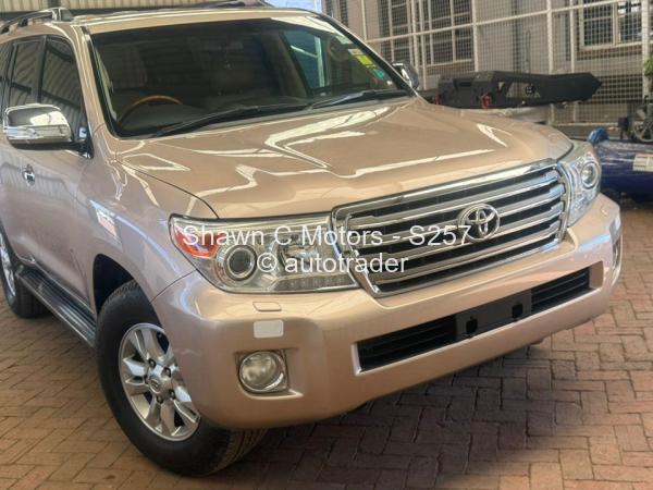 2014 - Toyota  Land Cruiser 200