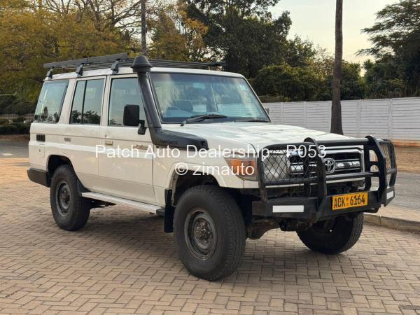 2011 - Toyota  Land Cruiser 76