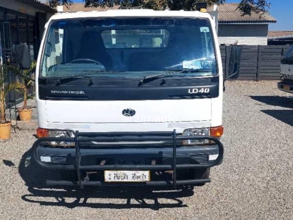 2002 - Nissan  UD