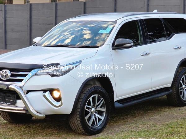 2021 - Toyota  Hilux