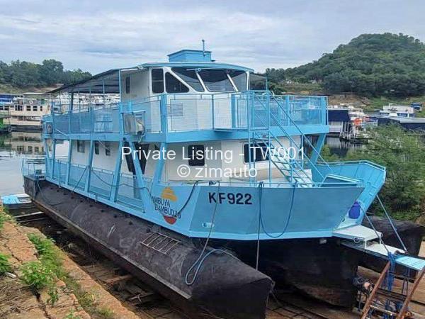 Pontoon houseboat