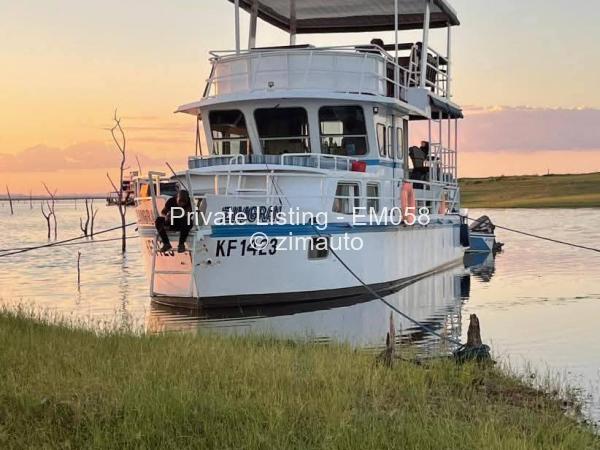 MONOHULL HOUSEBOAT