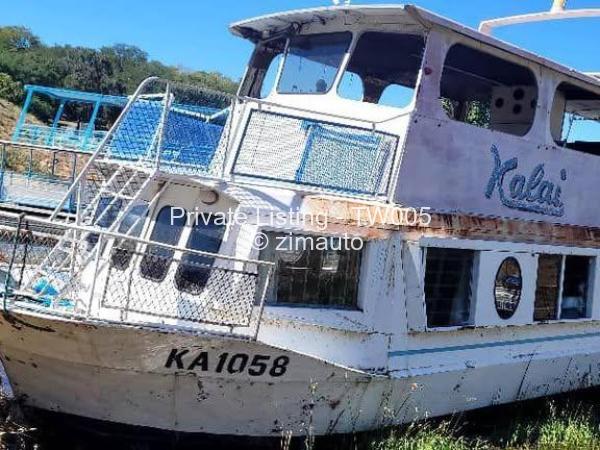 Monohull Houseboat
