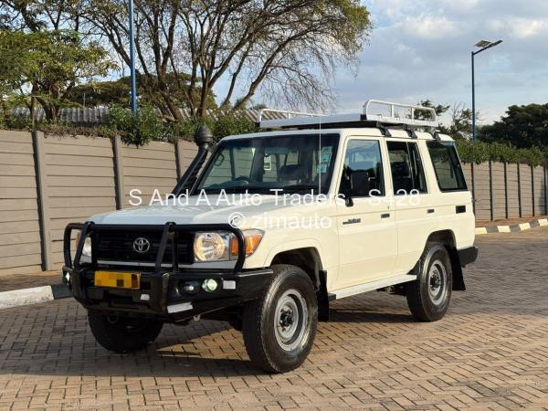 2017 Toyota  Land Cruiser 76