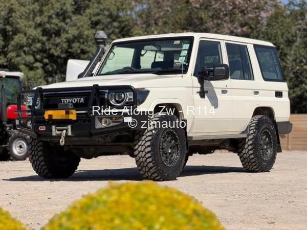 2017 Toyota  Land Cruiser 76