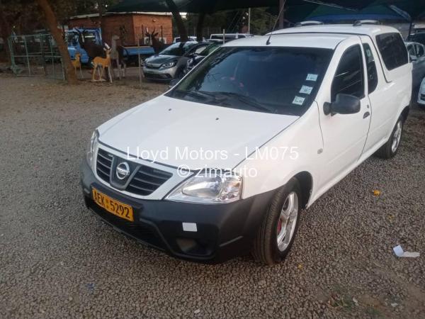 2013 Nissan  NP200