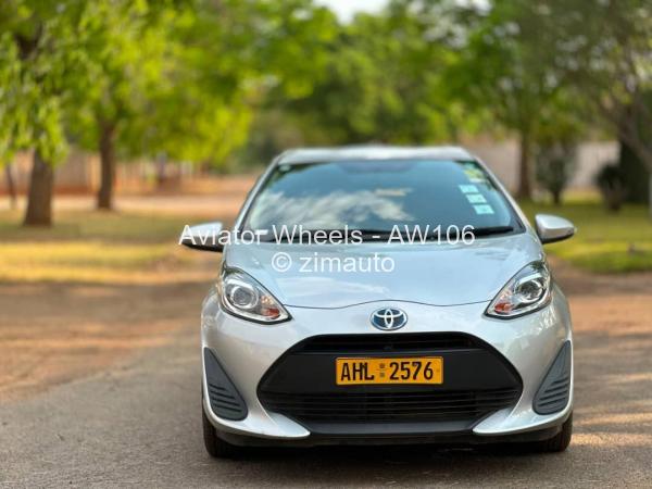 2017 Toyota  AquaBlack Face